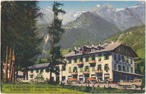 Grand Hotel Pejo (heute: Peio) im Sulzberg, Gerichtsbezirk Malè, Bezirk Cles, Gef. Grafsch. Tirol (heute Comunità Val di Sole, Provincia di Trento). Photochromdruck 9 x 14 cm; Impressum: M. Monari, Cogolo 1924.  Inv.-Nr. vu914pcd00370