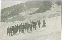 Alpinisten einer alpinen Gesellschaft aus Hall in Tirol auf einer Gletscherbegehung. Gelatinesilberabzug 9 x 14 cm; ohne Impressum, um 1905.  Inv.-Nr. vu914gs00726