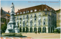 Hotel & Café "Stadt Bozen" (vormals Städtische Mädchenschule) am Waltherplatz. Farblichtdruck 9 x 14 cm; Impressum: J(osef). Gugler, Bozen 1913.  Inv.-Nr. u914fld00001