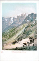 Pferdekutschen auf der Südrampe der Stilfserjochstraße in den Ortler-Alpen. Photochromdruck 9 x 14 cm ohne Impressum, um 1900.  Inv.-Nr. vu914pcd00039