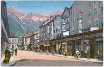 Boutiquen entlang der westlichen, aus der Stadtmauer hervorgegangenen Häuserzeile am Marktgraben. Photochromdruck 9 x 14 cm; Impressum: Atelier "Zech", Innsbruck. postalisch befördert 1916.  Inv.-Nr. vu914pcd00076