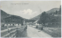 Gasthof "Ursprung" in Landl, Gemeinde Thiersee, Bezirk Kufstein, Tirol an der Staatsgrenze zum Königreich Bayern. Lichtdruck 9 x 14 cm; Impressum: A(nton) Karg, Kufstein um 1910.  Inv.-Nr. vu914ld00027
