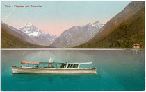 Dampfboot „Sabine II“ (Jungfernfahrt Mai 1909) der Planseeschifffahrt. Photomontage, Photochromdruck 9 x 14 cm; Impressum: Carl Reiser, Garmisch; postalisch befördert 1910.  Inv.-Nr. vu914pcd00149
