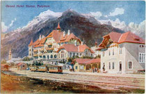 Im Heimatstil 1904 errichtetes “Grand Hotel Stubai” und Endstation der Stubaitalbahn in Fulpme.  Farbautotypie 9 x 14 cm nach Original eines anonymen Künstlers. Impressum: Deutsche Buchdruckerei GesmbH, Innsbruck um 1910.    Inv.-Nr. vu914fat00029