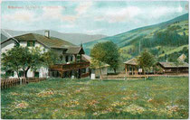 Bräuhaus und Gastwirtschaft in St. Peter, Gemeinde Lajen im Grödner Tal. Photochromdruck 9 x 14 cm; Impressum: Joh(ann). F(ilibert). Amonn, Bozen um 1905.  Inv.-Nr. vu914pcd00227