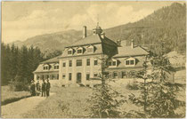 Städtisches Warmbad  im Stadtpark von Kitzbühel, eröffnet 1909.  Lichtdruck 9 x 14 cm; Impressum: Josef Ritzer, Kitzbühel (wohl im Eröffnungsjahr aufgenommen worden). Inv.-Nr. vu914ld00248