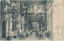 Café mit Bugholzmobiliar im Inneren vom Kurhaus der ehem. Marktgemeinde Gries (1925 nach Bozen eingemeindet), um 1900. Heliogravüre 9 x 14 cm; Impressum: A. Ziegler, Gries – Bozen um 1900.  Inv.-Nr. vu914hg00062