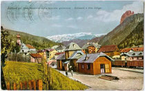 Bahnhofsareal der Grödnerbahn (1960 eingestellt worden) in St. Ulrich in Gröden / Urtijei. Farbautotypie 9 x 14 cm um 1920; Impressum auf Rückseite nicht zu verifizieren, da überklebt worden. Inv.-Nr. vu914fat00048