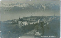 Grand Hotel „Iglerhof“ in Igls gegen Nordkette. Gelatinesilberabzug 9 x 14 cm; Impressum: Alpiner phot(ographischer). Verlag J. M. Peters, Innsbruck; postalisch befördert 1909.  Inv.-Nr. vu914gs00331