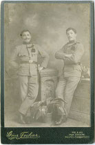 K.u.k. Feldjäger in Garnison Mezolombardo stehend. Gelatinesilberabzug auf Untersatzkarton ca. 10,5 x 16,5 cm (Cabinetformat). Impressum: Gius(eppe). Foikar, via vis à vis alla stazione, Mezolombardo um 1900.  Inv.-Nr. vuCAB-00027
