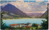 Hotel „Fürstenhof“ in Pertisau, Gemeinde Eben, Bezirk Schwaz, Tirol von Nordwesten. Photochromdruck 9 x 14 cm; Impressum: Purger & Co., München um 1910.  Inv.-Nr. vu914pcd00187