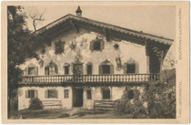 Gemauerter, verputzter und freskierter Wohntrakt mit Söller von einem Bauernhof in Bichlwang, Gde Kirchbichl, Bzk. Kufstein, Tirol. Heliogravüre 9 x 14 cm; Impressum: Mayrische Buchhandlung, Salzburg um 1910.  Inv.-Nr. vu914hg00052