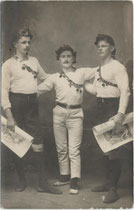 Siegreiche Wettkampfteilnehmer eines Turnsportwettbewerbes. Gelatinesilberabzug 9 x 14 cm; Impressum, Hans Link, Photograph(ische). Kunstanstalt, Schwaz; postalisch gelaufen 1914.  Inv.-Nr. vu914gs00858