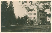 Villa Casteller (heute agritouristischer Betrieb), via a Casteller 20 im Süden von Trient. Gelatinesilberabzug 9 x 14 cm ohne Impressum, postalisch befördert 17.12.1928.  Inv.-Nr. vu914gs00548