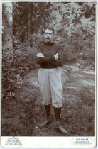 Turner im zeitgenössischen Turnerdress. Gelatinesilberabzug auf  Untersatzkarton 16,6 x 10,8 cm (Cabinetformt), um 1895. Impressum: Aug(ust). Wilcke, Rudolfstraße (heute: Brixner Straße) 1, Innsbruck.  Inv.-Nr. vuCAB-00051