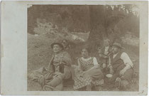Sennerin und Besucher auf der Alm. Gelatinesilberabzug 9 x 14 cm; kein Impressum um 1910.  Inv.-Nr. vu914gs00699