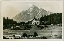 Im Heimatstil ausgeführtes Hotel "Sonnenburgerhof" an der Brennerstraße 15 in Innsbruck-Wilten gegen die Serles (2.717m). Gelatinesilberabzug 9 x 14 cm; Impressum: Verlag Sepp Ritzer & Theres Agnes Kofler, Innsbruck um 1930.  Inv.-Nr. vu914gs00674