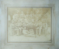 100-Tage-Feier von Infanteristen einer nicht bezeichneten Einheit in Riva (am Gardasee). Albuminabzug auf Untersatzkarton 30x40cm; Impressum: O(skar). Schlegel, Riva um 1895.  Inv.-Nr. vuDINA3gs00001