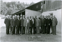 Gruppenbild von Teilnehmenden an der Feier zum 50. Maturajubiläum (1914 – 1964) an einer nicht bezeichneten Höheren Schule wohl in Innsbruck. Gelatinesilberabzug 10 x 15 cm ohne Urhebernachweis.  Inv.-Nr. vu105gs00085