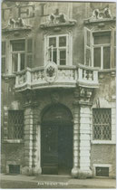Portal vom Palazzo Thun-Menghin in Trento (Trient), via Giannantonio Manci 8; ex Hotel Carloni, österr. Artilleriekommando, heute Municipio. Gelatinesilberabzug 9 x 14 cm; Impressum: A(lfred). Stockhammer, Hall in Tirol 1912.  Inv.-Nr. vu914gs01113