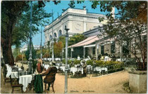 Giselapromenade (heute Passerpromenade) und Westflügel vom Kurhaus mit Kurcafè in Meran, Habsburgerstraße (heute Freiheitsstraße) 33. Photochromdruck 9 x 14 cm; Impressum: Johann F(ilibert). Amonn, Bozen 1910.  Inv.-Nr.  vu914pcd00275