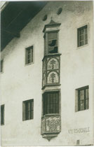 Fassadenerker der alten Volksschule in Wattens. Gelatinesilberabzug 9 x 14 cm; Impressum: A(lfred). Stockhammer, Hall in Tirol 1911.  Inv.-Nr. vu914gs00792