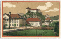 K.k. Staatsrealschule (später Gymnasium), Maderspergerstraße 3 (links), Neue Volksschule, Kinkstraße 3 (Bildmitte) und darüber die Festung in Kufstein. Chromolithographie 9 x 14 cm; Impressum; A(nton). Karg, Kufstein 1907.  Inv.-Nr. vu914clg00032