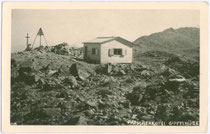 atscherkofel-Gipfelhütte und Vermessungsmarkierung (Gemeinde Patsch). Gelatinesilberabzug 9 x 14 cm; Impressum: Much Heiss, Innsbruck um 1930.  Inv.-Nr. vu914gs00244