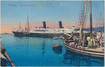 Passagierschiff "Wien" des Österr. Lloyd (Indienststellung 1911, 1941 von britischem Torpedo versenkt) im Hafen von Triest. Photochromdruck 9 x 14 cm; Impressum: Stabilimento editore Edgardo Canarutto, Trieste 1916.  Inv.-Nr. vu914pcd00361