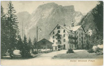 Hotel „Wildsee“ am Pragser Wildsee, erbaut 1899 im Heimatstil. Lichtdruck 9 x 14 cm; Impressum: Würthle & Sohn, Salzburg um 1900.  Inv.-Nr. vu914ld00149