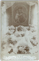 Aufbahrung eines offensichtlich nach schwerer Krankheit verstorbenen Kleinkindes. Albuminabzug 16,6 x 10,6 cm (Cabinet-Format) ohne Urheber, Datums- und Ortsvermerk um 1890.  Inv.-Nr. vuCAB-00248