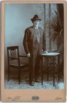 Bauer im standesgemäßen Festgewand wohl aus Lana oder Umgebung. Gelatinesilberabzug auf Untersatzkarton 16,5 x 10,6 cm (Cabinet-Format). Impressum: Alois Nebl, Lana um 1915. Inv.-Nr.  vuCAB-00084
