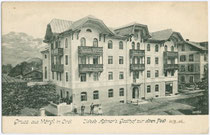 Im Heimatstil errichteter Jakob Astner's Gasthof “Zur Alten Post” in der Innsbrucker Straße in Wörgl, Bezirk Kufstein, Tirol. Lichtdruck 9 x 14 cm ohne Impressum; postalisch gelaufen 1906. Inv.-Nr. vu914ld00043