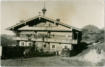 Jausenstation Niedinghof (heute Restaurant), Besitzer Josef Straif in Brixen im Thale, Oberer Sonnberg 52. Gelatinesilberabzug 9 x 14 cm ohne Impressum um 1955.  Inv.-Nr. vu914gs00665