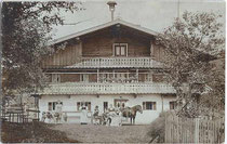 Bauernfamilie und Gesinde vor ihrem Heimathof wohl im Tiroler Unterland. Gelatinesilberabzug (Auskopierpapier) 9x14cm; kein Impressum um 1900.  Inv.-Nr. vu914gs00694