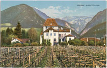 Weingüter beim Ansitz Rundegg in der Schennastraße 2 in Obermais (Ansitzerhebung 1625). Photochromdruck 9 x 14 cm; Impressum: Gerstenberger& Müller, Bozen um 1905.  Inv.-Nr. vu914pcd00056