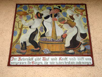Weinlese in Südtirol. Wandmalerei mit Sinnspruch von E. Recheis 1937 an der Seitenfassade vom Gasthof "Tengler" in Innsbruck-Hötting, Höttinger Au 60. Digitalphoto; © Johann G. Mairhofer 2016.  Inv.-Nr. 2DSC03915