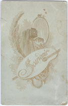 Bedruckte Rückseite von Inv.-Nr. vuCAB-00248 mit photographischer Kamera und Malerpalette wohl als Hinweis auf Beschäftigung des Bildautors in beiden Metiers