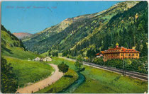 Thermalbad Brenner, Brennerbahn, Eisack und Brennnerstraße. Photochromdruck 9 x 14 cm; Impressum: Lorenz Fränzl, Bozen um 1912 (Aufnahme), Neuauflage nach 1920.  Inv.-Nr. vu914pcd00312