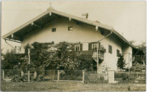 Alter Pfarrhof in der Pfarrgasse Nr. 4 in Wörgl, Bezirk Kufstein, Tirol vor Errichtung des Neubaus im Jahr 1904. Gelatinesilberabzug 9 x 14 cm ohne Impressum.  Inv.-Nr. vu914gs01119