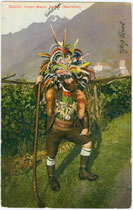 Respekt einflößend gewandeter und mit Schlagstock bewaffneter Saltner (Weinhüter) in Dorf Tirol bei Meran, Südtirol. Photochromdruck 9 x 14 cm; Impressum: Lorenz Fränzl, Bozen um 1910.  Inv.-Nr. vu914pcd00147