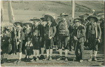 Landsturm von Villnöss in historischen Monturen. Lichtdruck 9 x 14 cm;, Impressum: R(udolf). Largajolli, Brixen 1910. Inv.-Nr. vu914ld00284