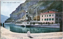 Fahrgastschiff DS „Italia“ am Pier beim österreichischen k.k. Zollamt im Hafen von Riva (del Garda). Farbautotypie 9 x 14 cm ohne Impressum um 1910. Inv.-Nr. vu914fat00023