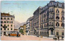 Straßenbahntriebwagen Tw 43 am Bahnhofplatz (heute Südtiroler Platz) mit Hotels "de l'Europe" (li.) und "Tyrol" (re.). Photochromdruck 9 x 14 cm; Impressum: K(arl). Redlich, Innsbruck.  Inv.-Nr. vu914pcd00104