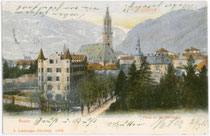 Kamposch's Hotel "Walther von der Vogelweide" (rechts) und Dependance (links) an der Bahnhofsallee in Bozen. Photochromdruck 9 x 14 cm; Impressum: B. Lehrburger, Nürnberg; postalisch befördert 1905.  Inv.-Nr. vu914pcd00069