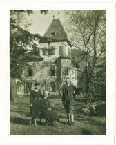 "Aufnahme von der Villa Defregger in Bozen (Mutter - Vater – Hanni). Bozen 7. April 1929" (rückseitig handschriftlich bezeichnet). Gelatinesilberabzug ca. 7 x 8 cm (Amateuraufnahme).  Inv.-Nr. vu710gs00004