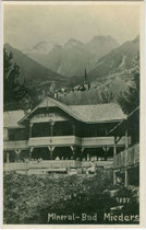 Mineralbad (heute Gasthof) in Mieders im Stubaital, Bezirk Innsbruck-Land, Tirol. Gelatinesilberabzug 9 x 14 cm; Impressum: Oskar Mittmann, Fulpmes 1923.  Inv.-Nr. vu914gs01105