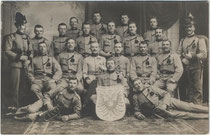 Hälftefeier der 1. Kompanie IV. Regiment k.u.k. Tiroler Kaiserjäger der Dienstjahre 1909 - 1912 in Innsbruck. Gelatinesilberabzug 9 x 14 cm; Impressum: Atelier ZECH Inh. A. Ballarin, Heiliggeiststraße 4, Innsbruck 1911.  Inv.-Nr. vu914gs00592a