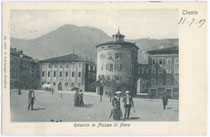 Promenade beim Torrione Madruzziano („la Rotonda“) in Trient, Piazza di Fiera. Lichtdruck 9x 14 cm; Impressum: B. Lehrburger, Nürnberg; postalisch befördert 1907.  Inv.-Nr. vu914ld00029