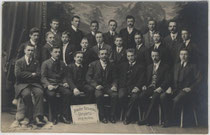 Mannschaft des Arbeiter-Turnvereins "Vorwärts" Meran, um 1910. Gelatinesilberabzug 9 x 14 cm; Impressum: A(nton). Broch, K(aiserlich). k(öniglicher). Erzh(herzoglicher). Kammerphotograph, Habsburgerstraße (heute: Freiheitsstraße) 46.  Inv.-Nr. vu914gs0086